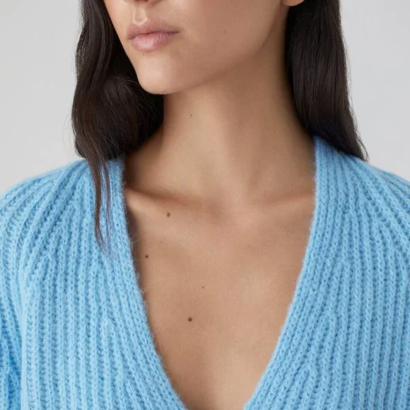 CLOSED - V-sweater with fisherman's rib made of very soft Italian alpaca mix yar